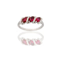 Anello Oro Bianco Oro 18 carati Trilogy Con Pave' Zirconi Bianchi, Zirconi Rossi spessore gambo mm. 1,5  spessore pietre 5,5