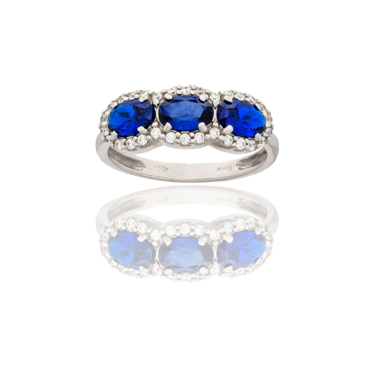 Anello Oro Bianco Oro 18 carati Trilogy Con Pave' Zirconi Bianchi, Zirconi Blu spessore gambo mm. 2,3  spessore pietre 6,8