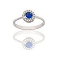 Anello Oro Bianco Oro 18 carati Tondo Centro E Contorno Zircone Blu, Zirconi Bianchi spessore gambo mm. 2,3 spessore pietre 7,6