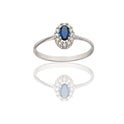 Anello Oro Bianco Oro 18 carati Modello Kate Centro E Contorno Zircone Blu, Zirconi Bianchi spessore gambo mm. 2