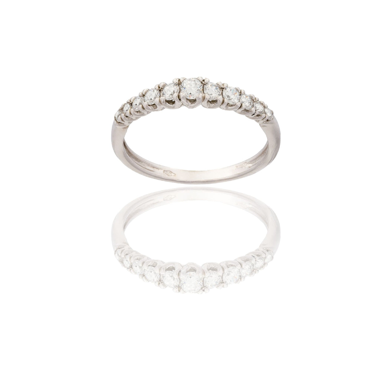 Anello Oro Bianco Oro 18 carati Mezza Veretta Appuntita Zirconi Bianchi spessore gambo 1,8 mm , spessore pietre scalari 3,3-3-2-1,7