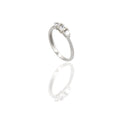 Anello Oro Bianco Oro 18 carati Trilogy a scalare Zirconi Bianchi spessore gambo 2,0 mm , spessore pietra 4