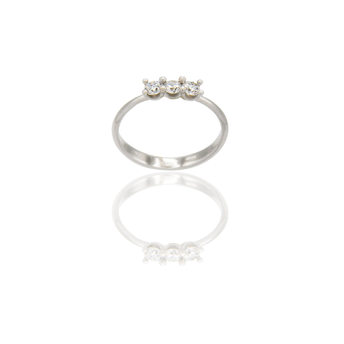 Anello Oro Bianco Oro 18 carati Trilogy 4 griffe Zirconi Bianchi spessore gambo 2,6 mm , spessore pietra 3,5