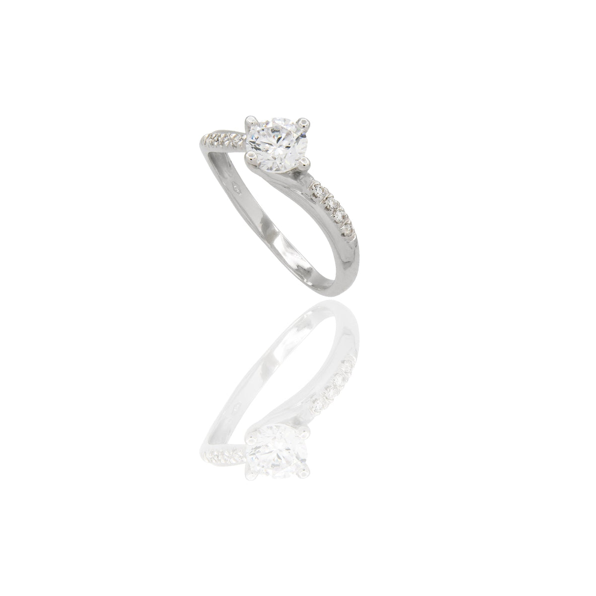 Anello Oro Bianco Oro 18 carati Solitario Valentino 4 griffe gambo pavè Zirconi Bianchi spessore gambo 3,0 mm , spessore pietra 6
