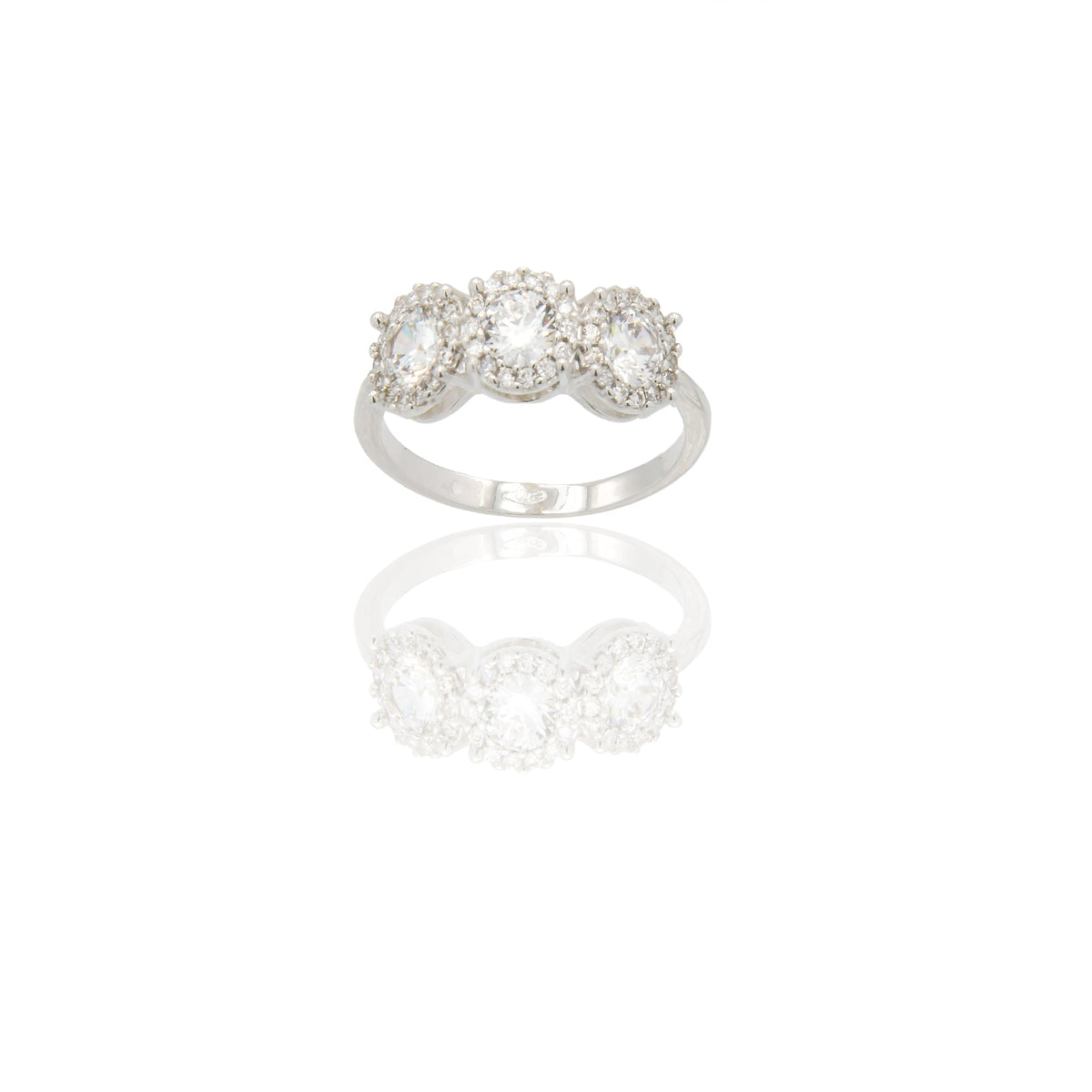 Anelli Oro Bianco Oro 18 carati trilogy magic centro e contorno gambo pavè Zirconi Bianchi spessore gambo 1,6mm spessore pietre 6,4mm
